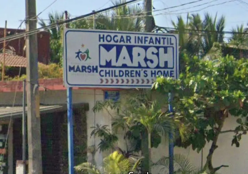 A sign for marsh children 's home in the city of hogar infantil.